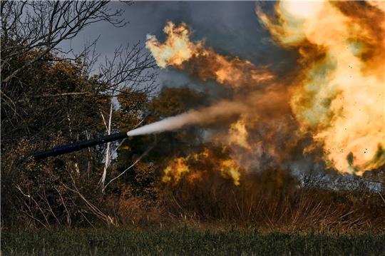 Ein ukrainischer Panzer feuert in der Nähe von Bachmut, Region Donezk, Ukraine.