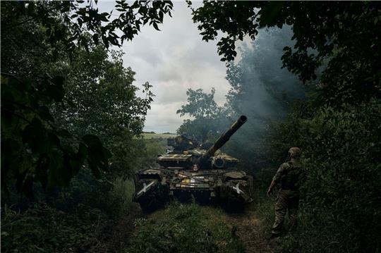 Ein ukrainischer Panzer rückt in Richtung einer Stellung in Bachmut vor. Rund um Bachmut finden immer noch intensive Kämpfe statt.