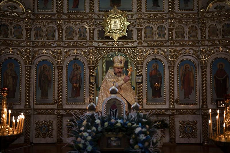 Christen beklagen Repressionen unter Selenskyj Ein ukrainischer Priester während einer Weihnachtsmesse in einer orthodoxen Kirche in Bobrytsia.