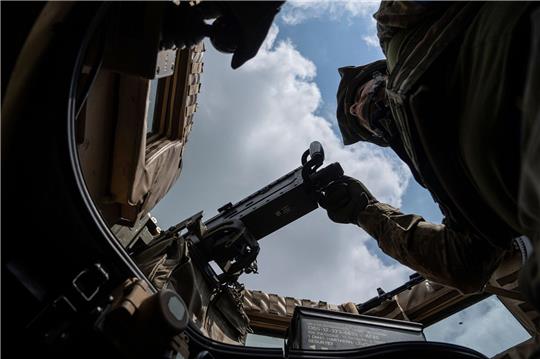 Ein ukrainischer Soldat an einem Maschinengewehr.
