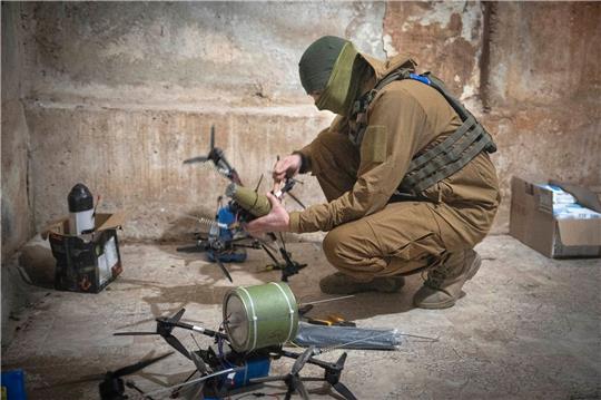 Ein ukrainischer Soldat bereitet Drohnen an der Frontlinie vor.