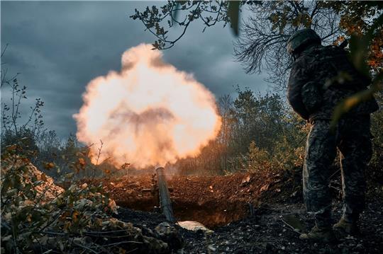Ein ukrainischer Soldat beschießt nach ukrainischen Angaben russische Stellungen mit einem Granatwerfer.
