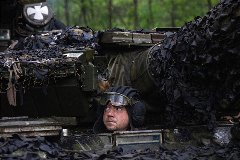 Krieg gegen die Ukraine: So ist die Lage Ein ukrainischer Soldat blickt von seiner Position in der Nähe von Bachmut aus einem Panzer hinaus.