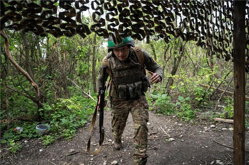 Ein ukrainischer Soldat der 28. Brigade an der Frontlinie in Awdijiwka in der Region Donezk.