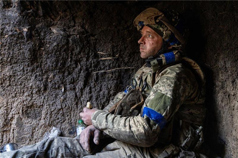 Ein ukrainischer Soldat der 3. Angriffsbrigade mit dem Rufnamen «Schewa» isst in seiner Stellung in der Nähe der Frontlinie bei Bachmut ein Stück Brot.