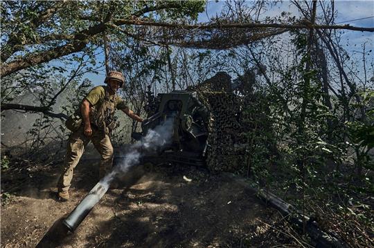 Ein ukrainischer Soldat der 31. Brigade feuert eine D-30-Kanone auf russische Stellungen an der Frontlinie.