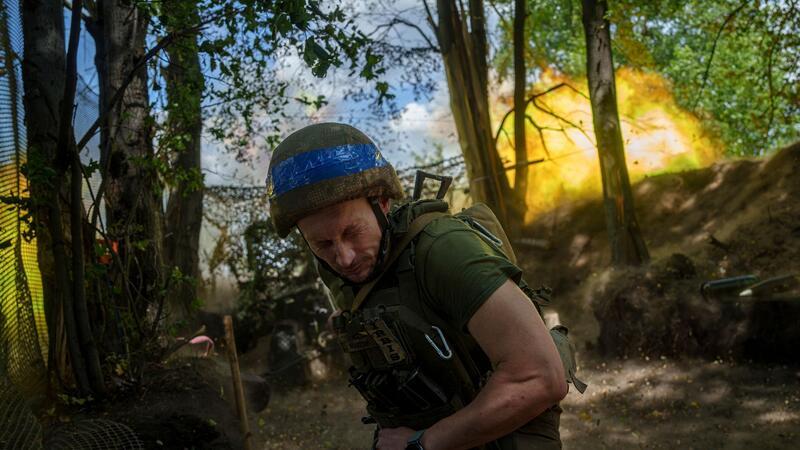 Ein ukrainischer Soldat der Khartia-Brigade feuert an der Frontlinie in Charkiw mit einer D-20-Kanone auf russische Stellungen.