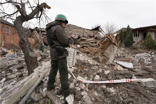 Ein ukrainischer Soldat dokumentiert in Charkiw die Überreste eines Hauses, das von einer russischen Rakete zerstört wurde.