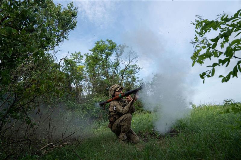 Krieg gegen die Ukraine: So ist die Lage Ein ukrainischer Soldat feuert auf russische Stellungen an der Frontlinie in der Region Donezk.