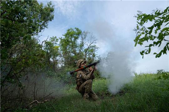 Ein ukrainischer Soldat feuert auf russische Stellungen an der Frontlinie in der Region Donezk.