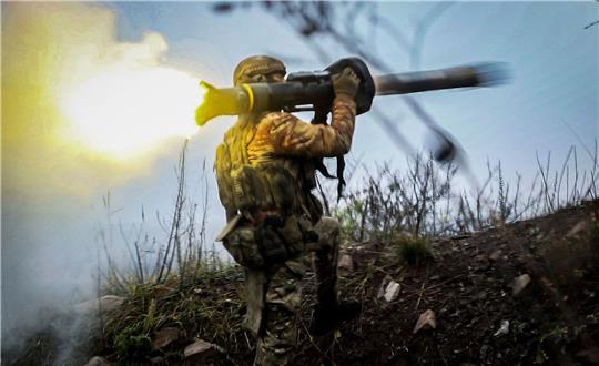 Ein ukrainischer Soldat feuert eine Panzerabwehrrakete an einem ungenannten Ort in der Region Donezk.