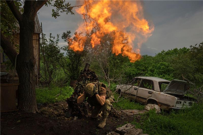 Krieg gegen die Ukraine: So ist die Lage Ein ukrainischer Soldat feuert einen Granatenwerfer auf russische Stellungen an der Frontlinie in der Nähe von Bachmut.