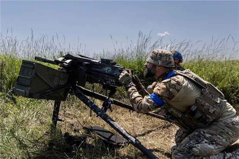 Ein ukrainischer Soldat feuert einen MK19-Granatwerfer in Richtung russischer Stellungen an der Frontlinie in der Nähe von Bachmut.
