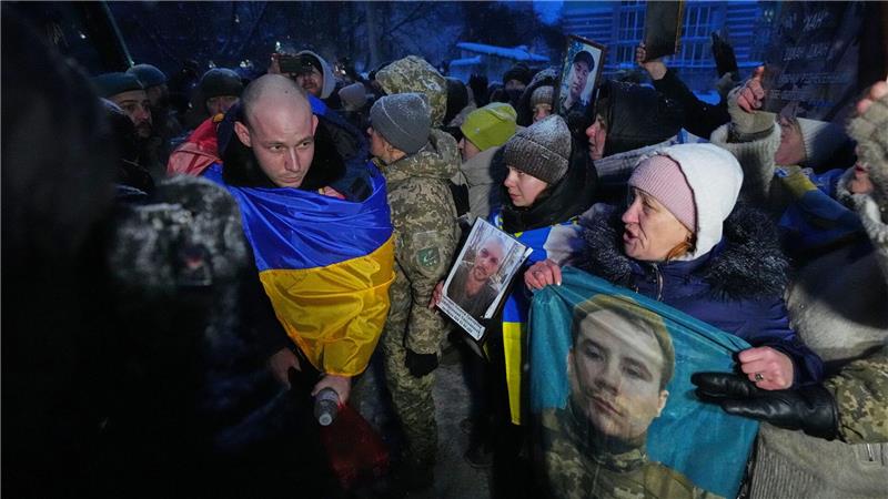 Ein ukrainischer Soldat geht vor einer Menschenmenge entlang, nachdem er nach einem Kriegsgefangenenaustausch zwischen Russland und der Ukraine aus der Gefangenschaft zurückgekehrt ist.