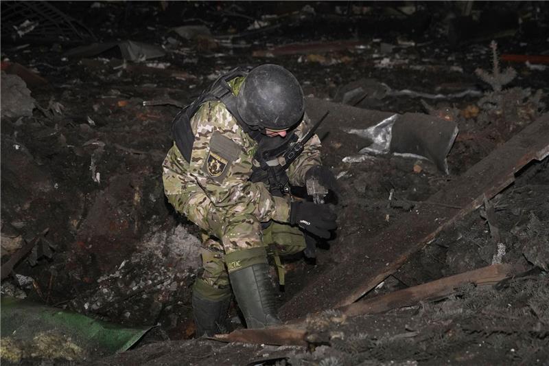 Baby stirbt bei Raketenangriff auf Hotel in Charkiw Ein ukrainischer Soldat inspiziert Trümmer eines eingestürzten Gebäudes. (Symbolbild).