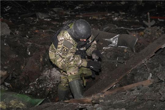 Ein ukrainischer Soldat inspiziert Trümmer eines eingestürzten Gebäudes. (Symbolbild).
