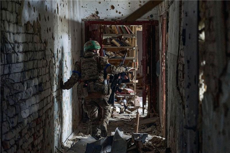 Krieg gegen die Ukraine: So ist die Lage Ein ukrainischer Soldat inspiziert ein Haus in dem kürzlich zurückeroberten Dorf Blahodatne in der Region Donezk.