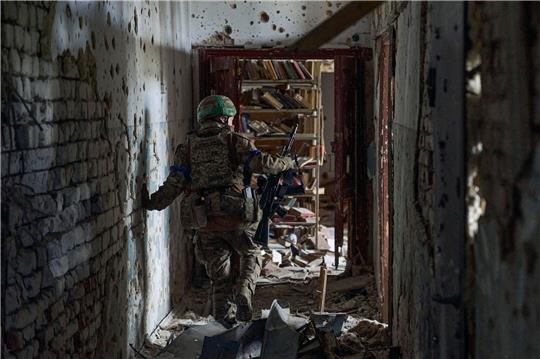 Ein ukrainischer Soldat inspiziert ein Haus in dem kürzlich zurückeroberten Dorf Blahodatne in der Region Donezk.