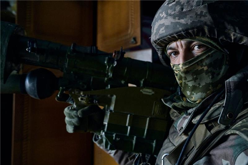 Ein ukrainischer Soldat mit einer Flugabwehrrakete vom Typ Igla in der Region Donezk.