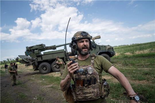 Ein ukrainischer Soldat spricht über Funk mit seinem Team, bevor eine Panzerhaubitze «Bohdana» auf russische Stellungen bei Bachmut abfeuert.