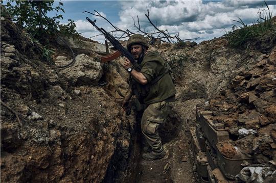 Ein ukrainischer Soldat steht in einem Graben an der Frontlinie in der Nähe von Bachmut.