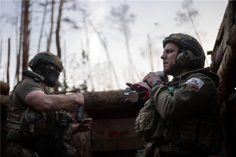 Krieg gegen die Ukraine: So ist die Lage Ein ukrainischer Soldat trägt eine Mörsergranate, während er auf einen Feuerbefehl wartet.