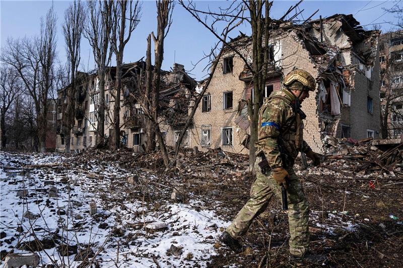 Schwere russische Verluste bei Angriffen auf Stadt Awdijiwka Ein ukrainischer Soldat vor einem zerstörten Wohnhaus in der ostukrainischen Stadt Awdijiwka.