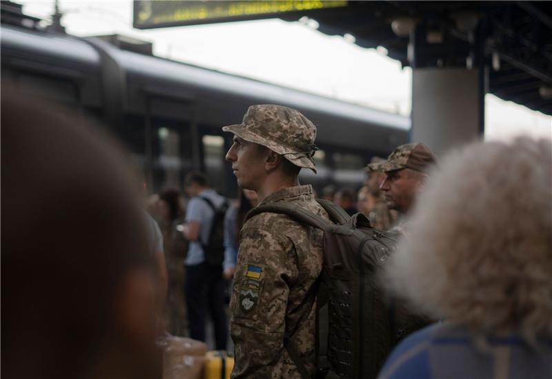 Krieg gegen die Ukraine: So ist die Lage Ein ukrainischer Soldat wartet am Bahnhof in Kiew auf einen Zug in Richtung der Frontgebiete.