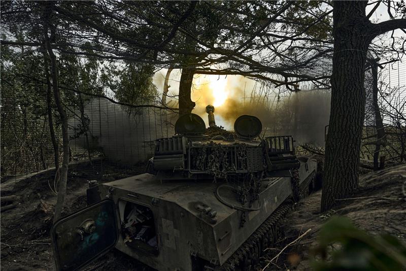 Krieg gegen die Ukraine: So ist die Lage Ein ukrainisches selbstfahrendes Artilleriesystem feuert auf russische Stellungen an der Frontlinie nahe Bachmut.