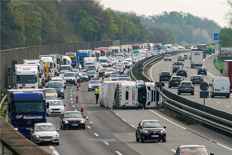 Ein umgekippter Lastwagen auf der Autobahn 1.