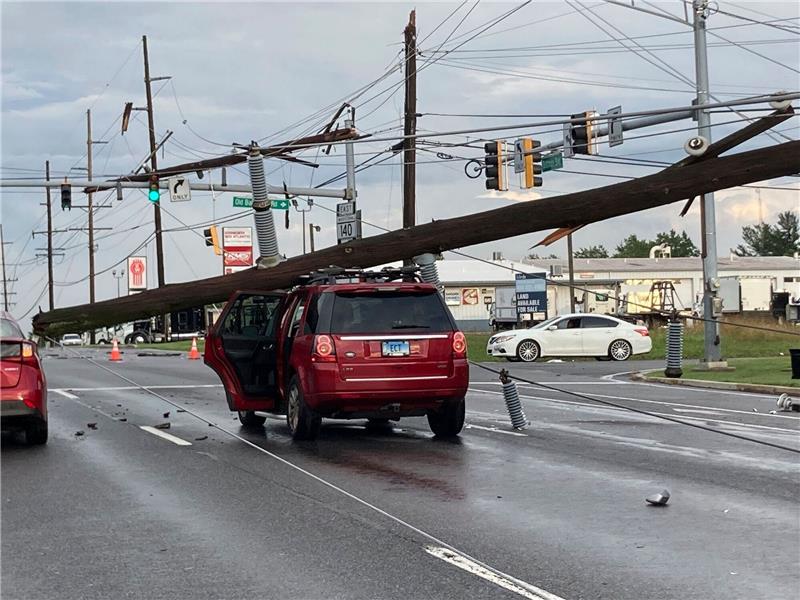 Mindestens zwei Tote bei schweren Unwettern in den USA Ein umgestürzter Strommast auf einem Auto an einer Kreuzung in Westminster im Osten der USA.