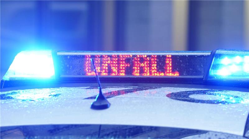 Ein unbekannter Mann läuft über die A2 - und wird von einem Lastwagen erfasst. Ein Notarzt kann nur noch seinen Tod feststellen. (Symbolbild)