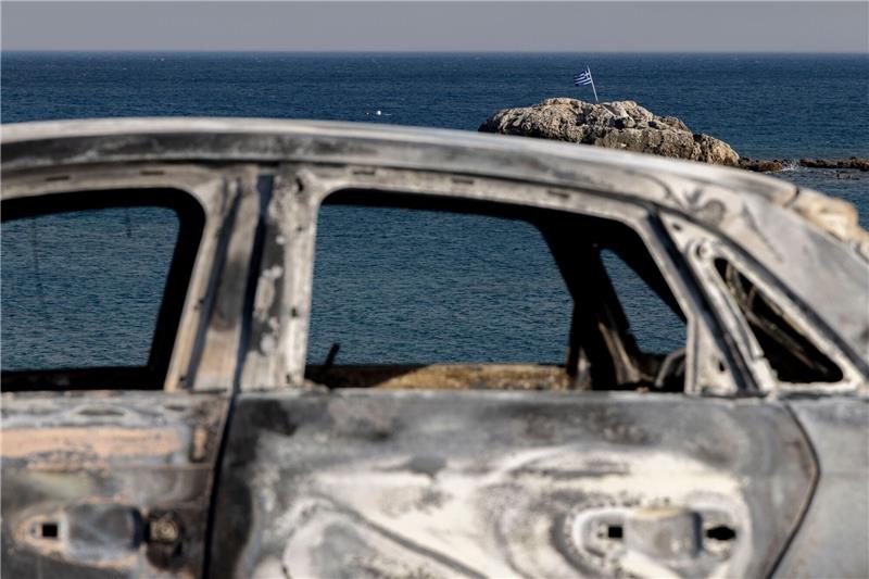 Griechische Feuerwehr: Brände größtenteils unter Kontrolle Ein verbranntes Fahrzeug auf der Insel Rhodos.