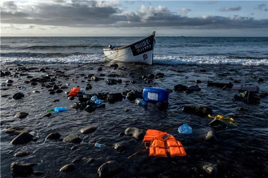 Ein verlassenes Holzboot, mit dem Flüchtlinge über das Meer gefahren sind: Laut der UN-Organisation für Migration liegen die wahren Zahlen wahrscheinlich höher liegen.