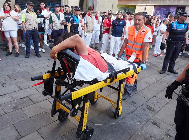 Ein verletzter Mann auf einer Bahre beim  Stiertreiben im spanischen Pamplona.