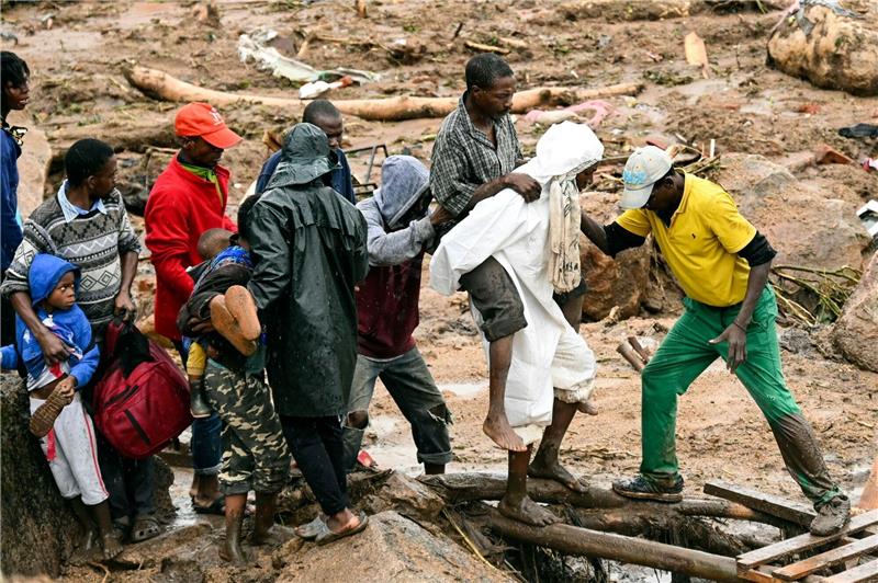 Opferzahl von Zyklon „Freddy” steigt auf über 260 Ein verletzter Mann wird in Malawi über eine Behelfsbrücke getragen.
