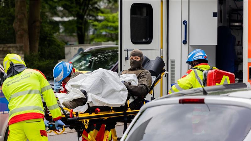 Neunfacher Mordversuch: Prozess um Explosion in Ratingen Ein verletzter Polizeibeamter wird vor einem Hochhaus in einen Krankenwagen gebracht.