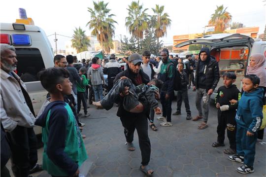 Ein verletztes palästinensische Kind wird in das Al-Aqsa-Krankenhaus gebracht.