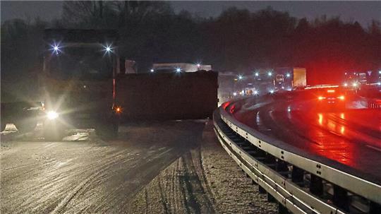 Ein verlorener Lkw-Container sorgt heute morgen für eine stundenlange Sperrung auf der B6 zwischen Goslar und Bad Harzburg.