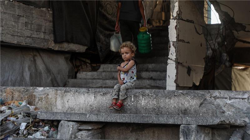 Ein vertriebenes palästinensisches Kind in einer Schutz-Unterkunft im Südwesten von Gaza Stadt.