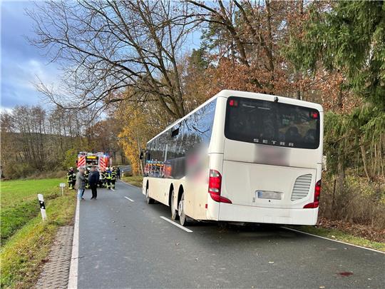 Ein verunglückter Schulbus steht auf einer Straße im Landkreis Fürth. Bei dem Unfall wurden nach Polizeiangaben mehrere Schülerinnen und Schüler leicht verletzt.
