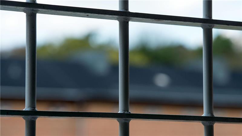 Ein verurteilter Gewalttäter muss nach einem zweiten Prozess vor dem Landgericht Bremen in die Psychiatrie. (Symbolbild)