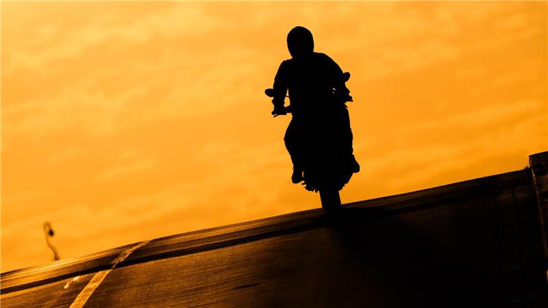 Ein verurteilter Mörder ist bei einem begleiteten Freigang mit einem Motorrad geflohen. (Symbolbild)