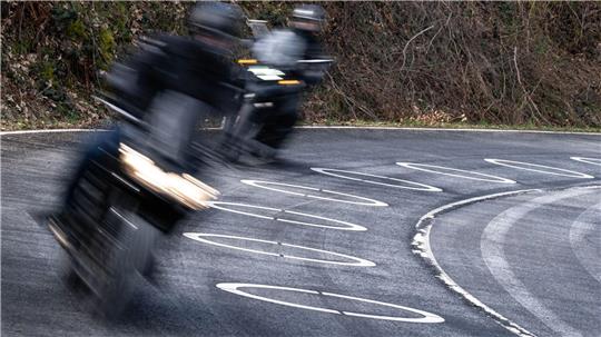 Ein verurteilter Straftäter ist bei einem Freigang mit seinem Motorrad davongefahren. (Symbolbild)