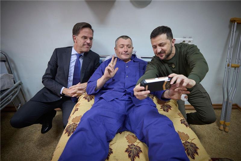 Ein verwundeter ukrainischer Soldat macht ein Selfie mit Präsident Wolodymyr Selenskyj und dem niederländischen Regierungschef Mark Rutte, der zu Besuch in der stark von russischen Luftangriffen betroffenen Hafenstadt Odessa ist.
