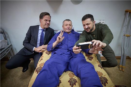 Ein verwundeter ukrainischer Soldat macht ein Selfie mit Präsident Wolodymyr Selenskyj und dem niederländischen Regierungschef Mark Rutte, der zu Besuch in der stark von russischen Luftangriffen betroffenen Hafenstadt Odessa ist.