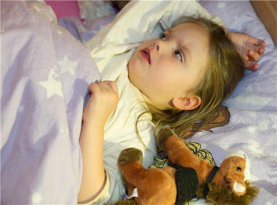 Ein vier Jahre altes Mädchen liegt mit Fieber im Bett. Foto: Patrick Pleul/dpa