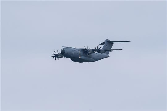 Ein vierter Airbus A400M der deutschen Luftwaffe holt weitere Passagiere in Israel ab (Archivbild).