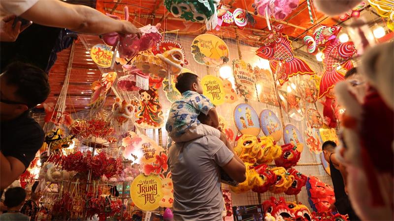 Ein vietnamesischer Laden für Festtagsartikel im Vorfeld des Mittherbstfestes in der Altstadt.