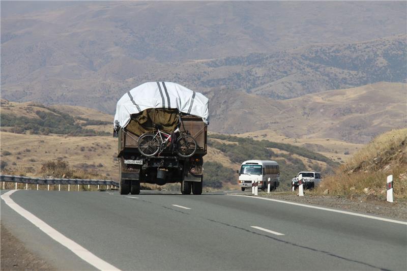 Letzter Flüchtlingsbus aus Berg-Karabach in Armenien Ein vollbepackter Lastwagen mit Sachen von Flüchtlingen aus Berg-Karabach ist in den Serpentinen des Südkaukasus unterwegs.